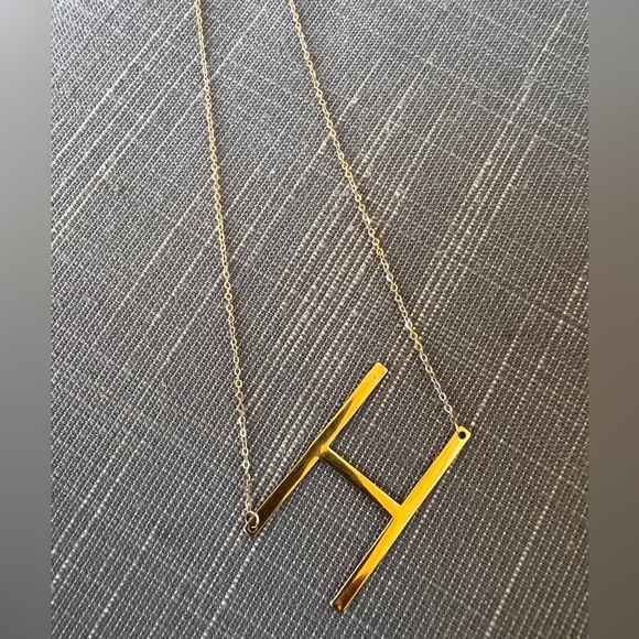 SALE‼️ 18 KARAT REAL GOLD H initial necklace 18 inches - Picture 5 of 10
